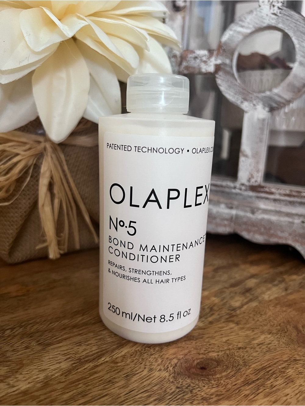 OLAPLEX No.5 Bond Maintenance Conditioner — White - Picture 2 of 3